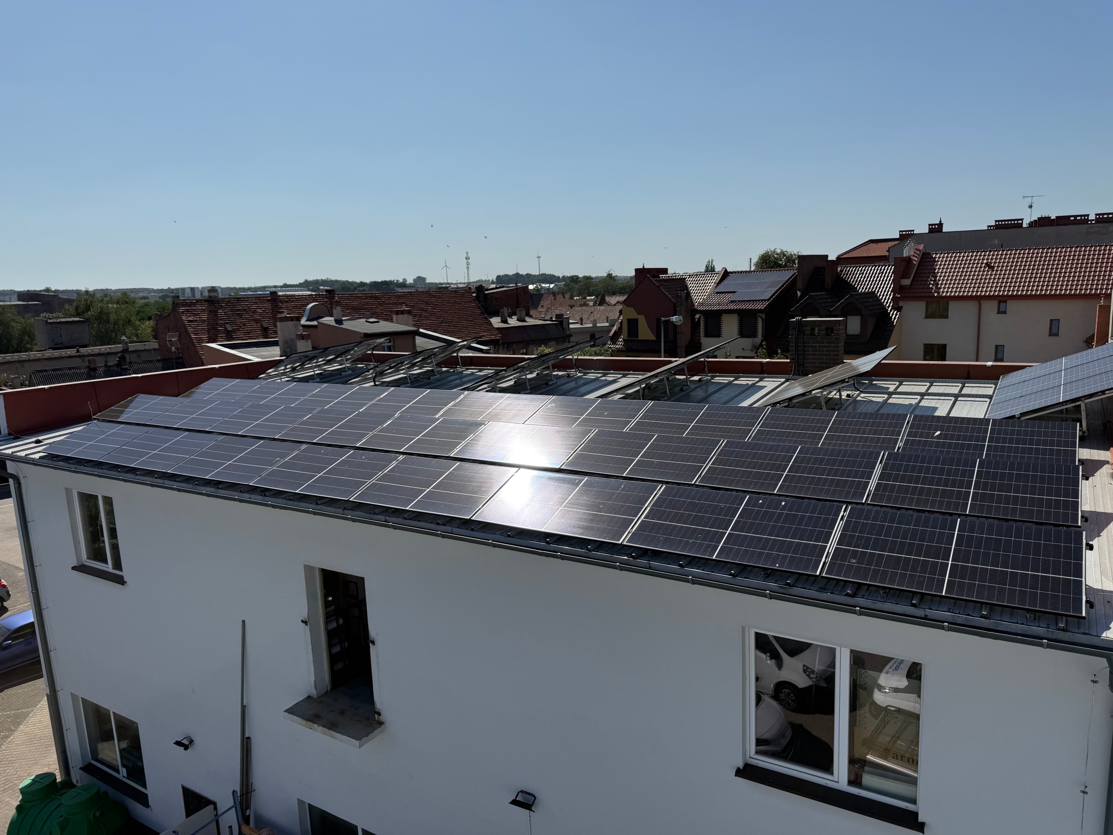 Fotowoltaika 25 kWp — dach + ściana budynku — zdjęcie 3
