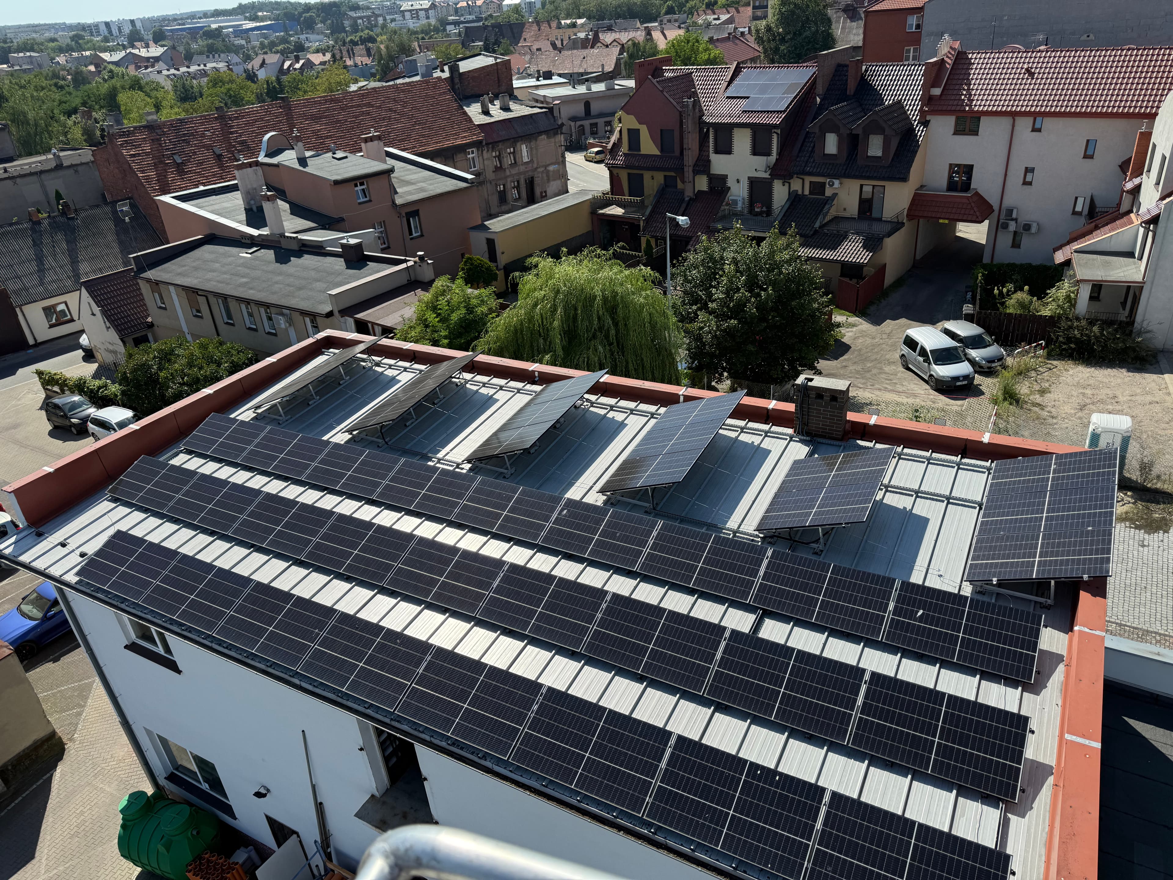 Fotowoltaika 25 kWp — dach + ściana budynku